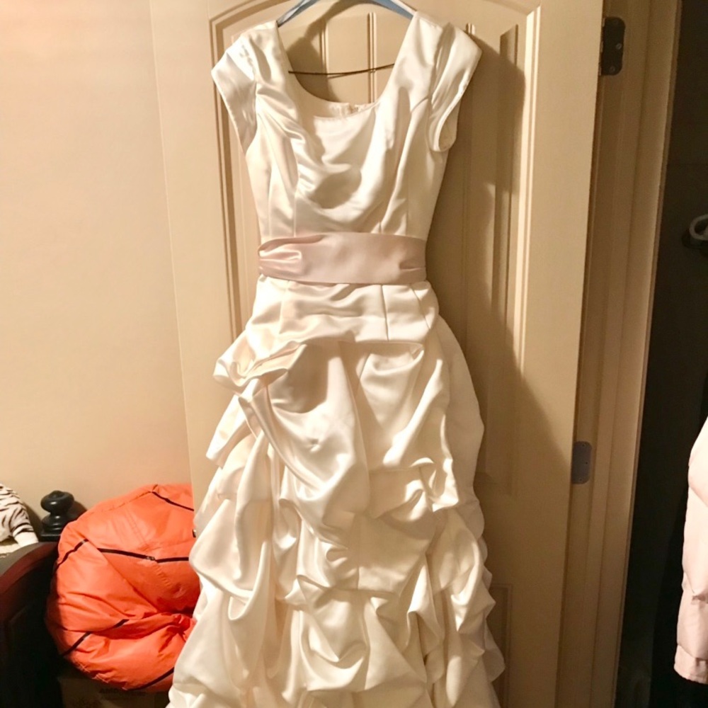 Gorgeous, elegant, modest wedding 👰 gown.